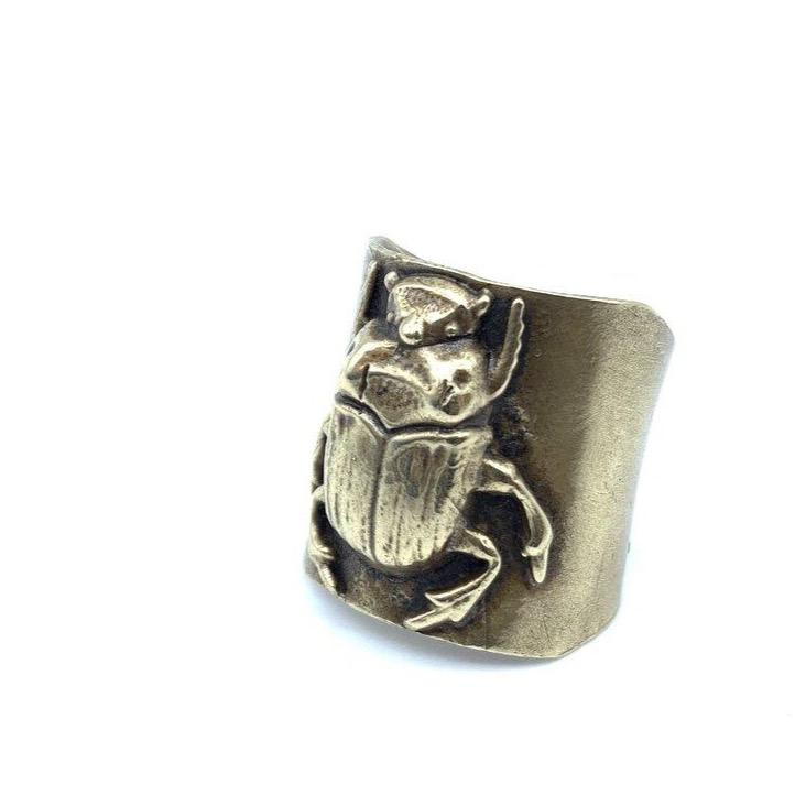 An Egyptian scarab beetle ring; the antique hardstone beetle set into a ring  with rope twist border